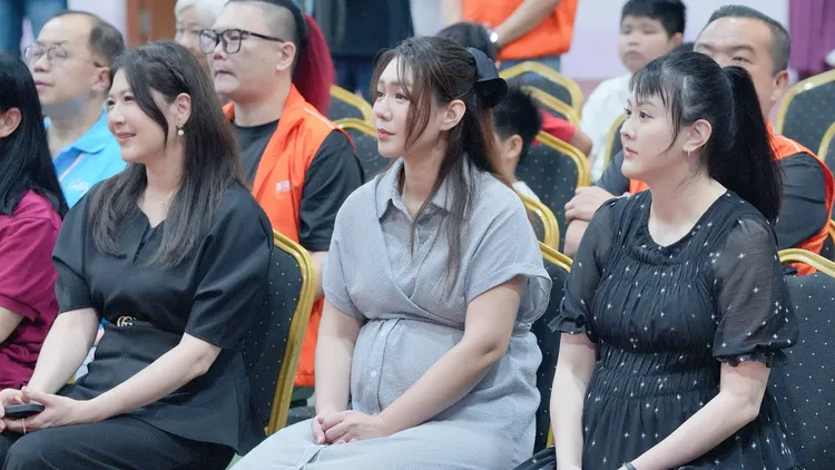 鄭亦真（左起）、李又汝、張晏塵參加兒童節活動。藝起發光、蒙福教會提供