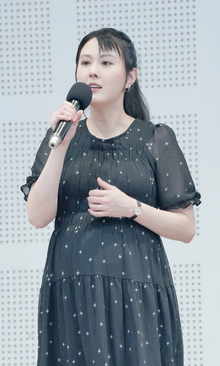 張晏塵在上台獻祝福。藝起發光、蒙福教會提供