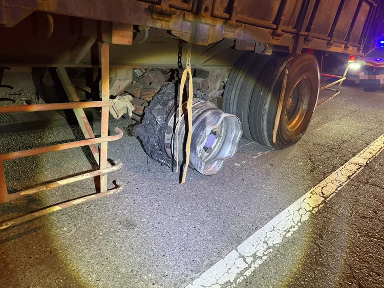 聯結車在國道1號爆胎，胎皮全掉光散落車道。民眾提供