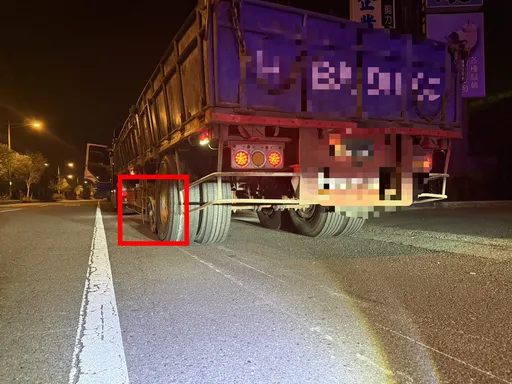 國道聯結車爆胎　胎皮散落車道！29車閃避不及慘中鏢