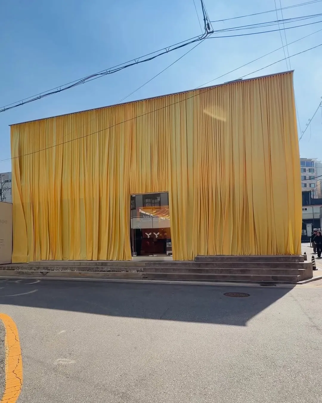 JACQUEMUS日前在首爾舉辦活動，現場佈置台灣人一看肯定聯想到告別式或靈堂。翻攝IG