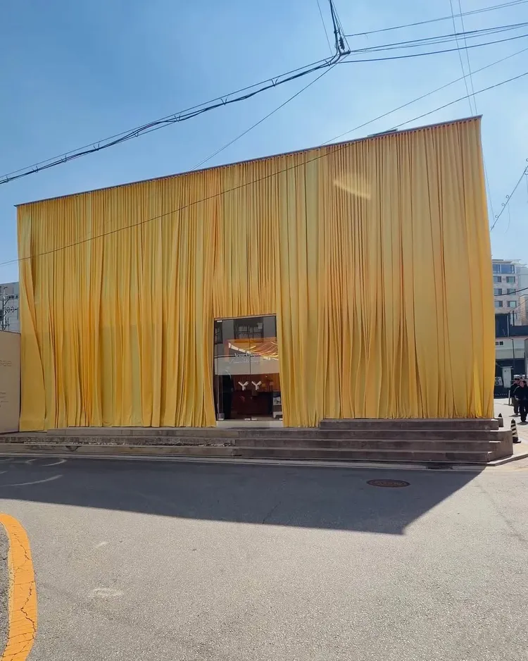 JACQUEMUS日前在首爾舉辦活動，現場佈置台灣人一看肯定聯想到告別式或靈堂。翻攝IG