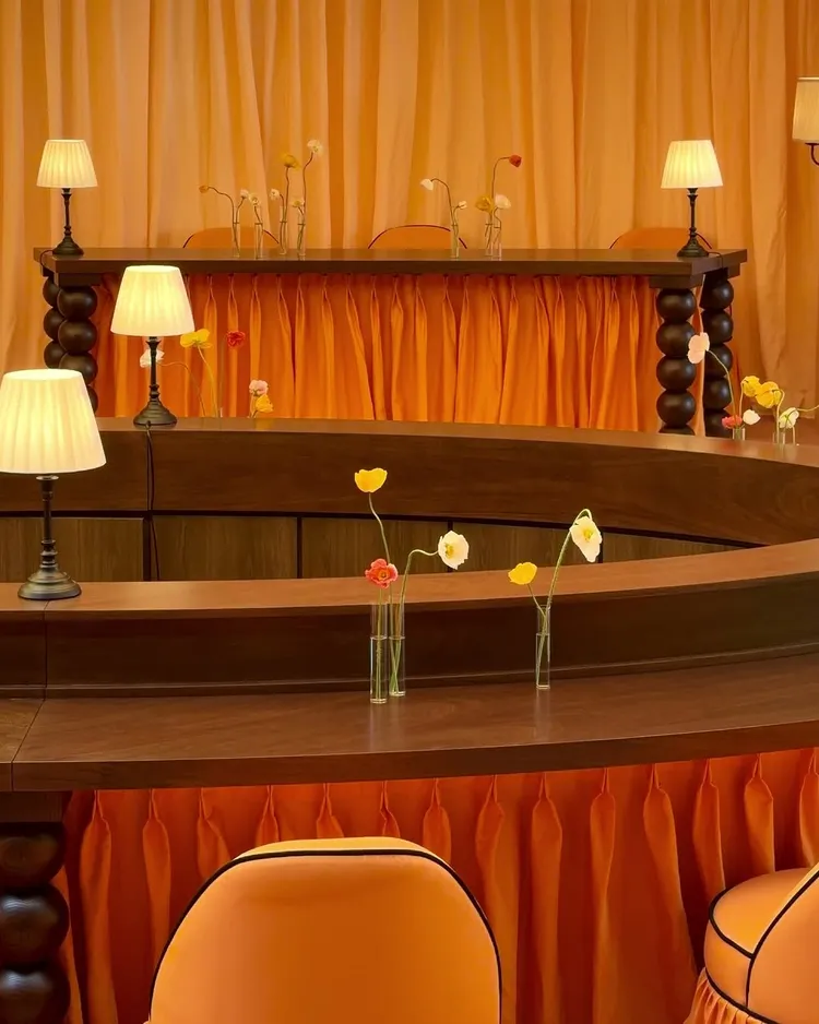 JACQUEMUS活動會場內的桌子也很有宗教感。翻攝IG