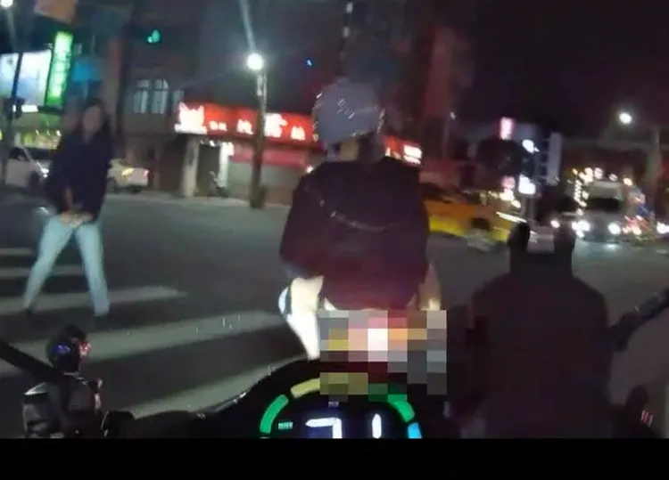 闖紅燈未禮讓行人。翻攝畫面