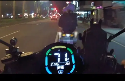 17歲少年騎改裝車載「妹」拒檢狂飆　中壢警攔截圍捕開罰30萬