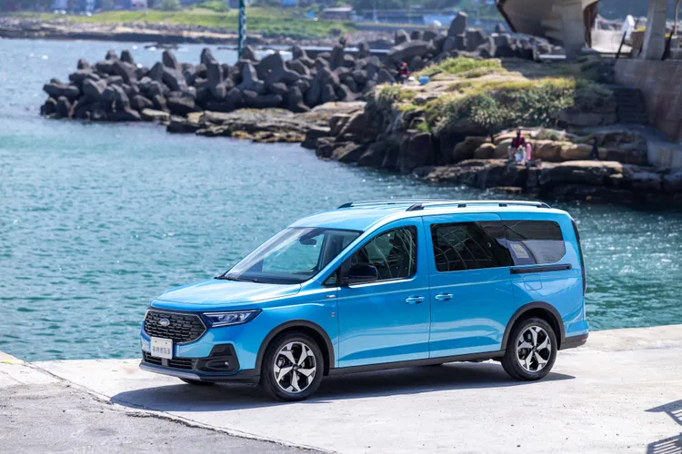 Ford Tourneo Connect七人座旅玩家車型享貨物稅優惠價109.8萬元起。業者提供