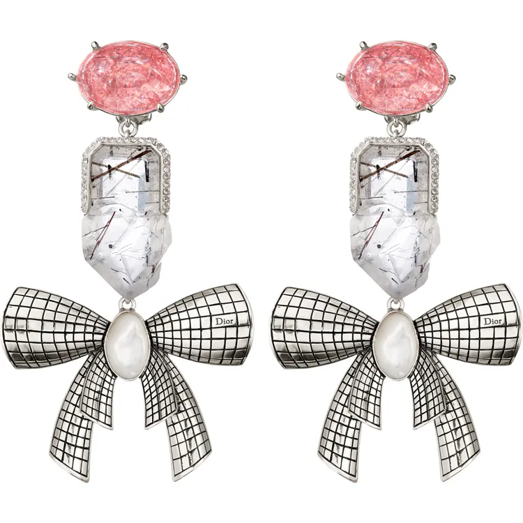 Dior Deco蝴蝶結造型珍珠母貝水晶耳環，8萬2000元。品牌提供