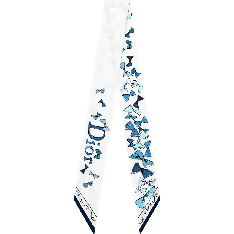 Dior Bows藍色蝴蝶結圖騰絲巾，2萬7000元。品牌提供