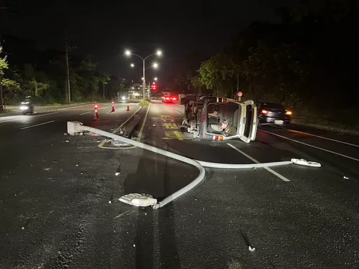 自小客撞倒路燈駕駛卻不見人！警方將以這罪名偵辦