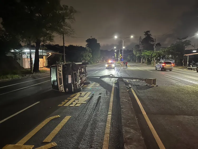 自小客撞倒路燈，駕駛卻不見人。翻攝畫面