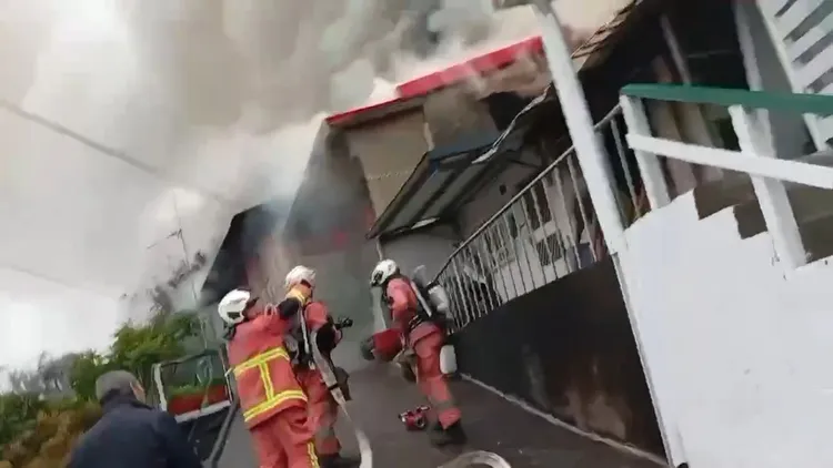 消防人員滅火。新竹市消防局提供