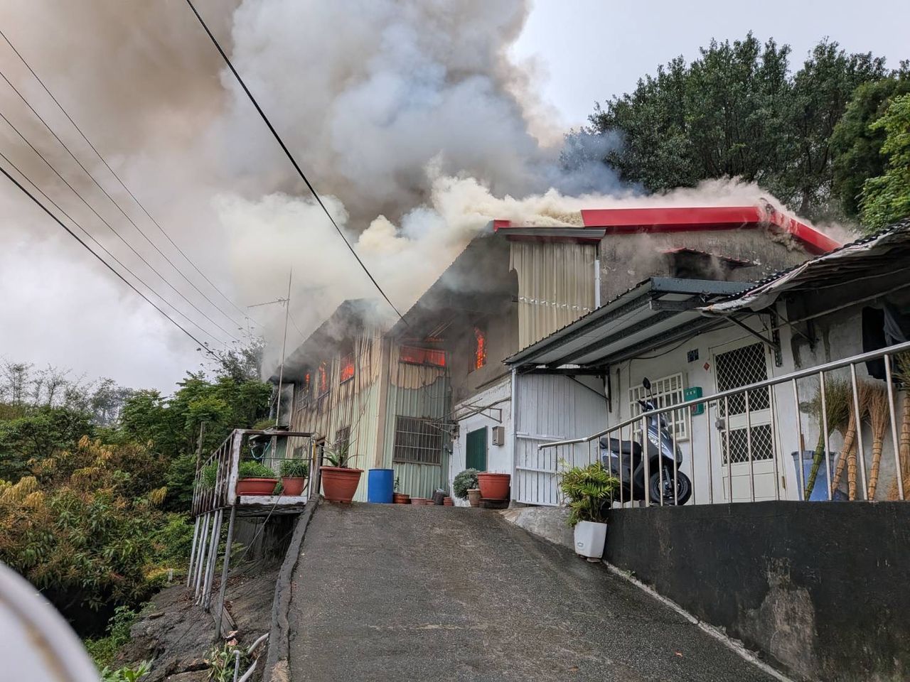 竹市民宅火警!現場爆炸聲頻傳 警消馳赴灌救控制火勢