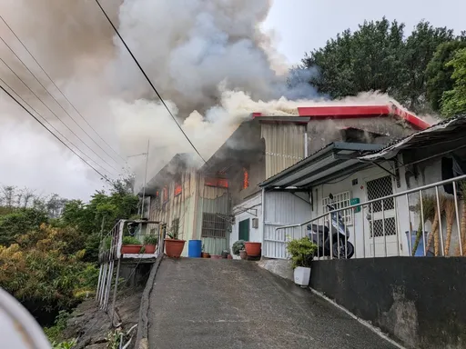 竹市民宅火警！現場傳出爆炸聲　警消半小時控制火勢無人員受困