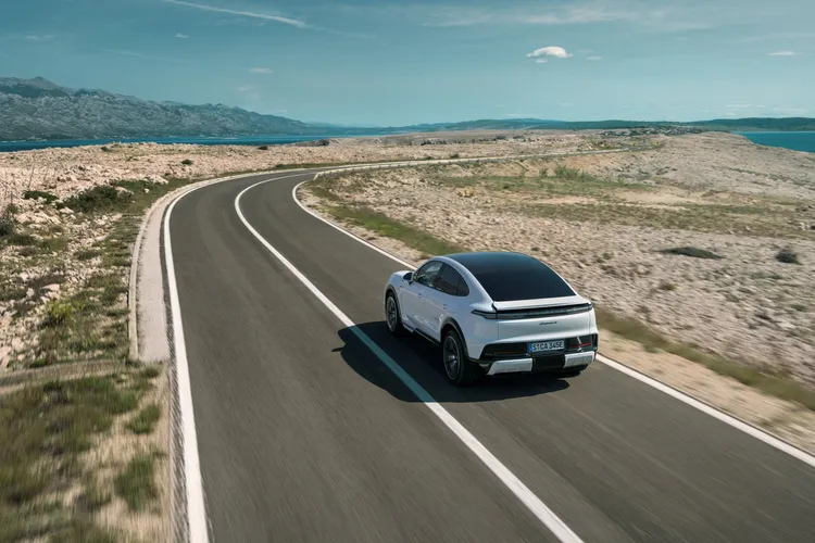 旗艦Cayenne Turbo Coupé Electric在超增壓模式下可輸出1,156匹馬力，0至100km/h加速僅需2.5秒。