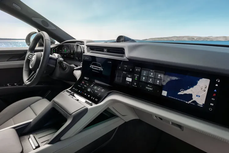 座艙採用Porsche Driver Experience架構，配備全數位儀錶、中央螢幕，並可選配副駕顯示幕與AR HUD。原廠照片