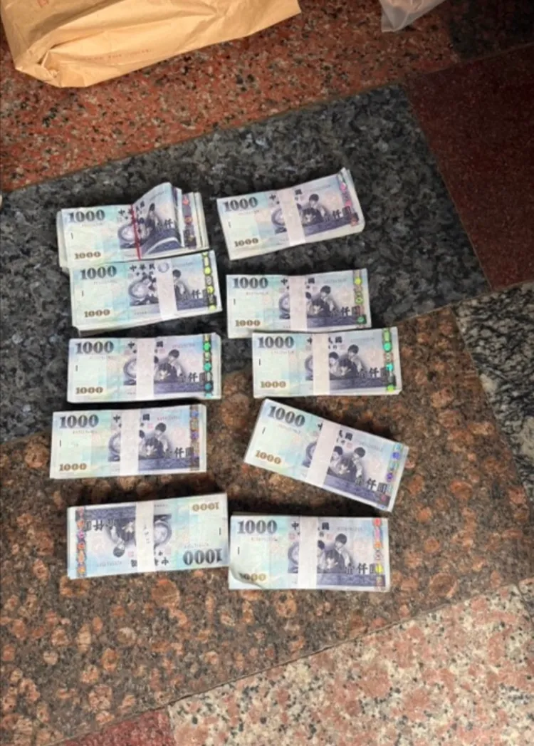 許男及詐團短短半年時間不法所得超過億元，警方逮人時也查扣現金160萬餘元。民眾提供