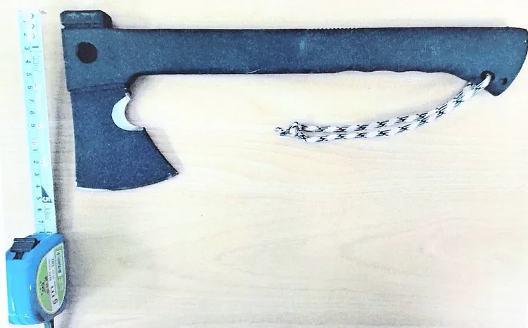 警方於案發當晚於新北八里逮捕阮男，並查扣西瓜刀，全案依殺人未遂及傷害罪送辦。翻攝畫面