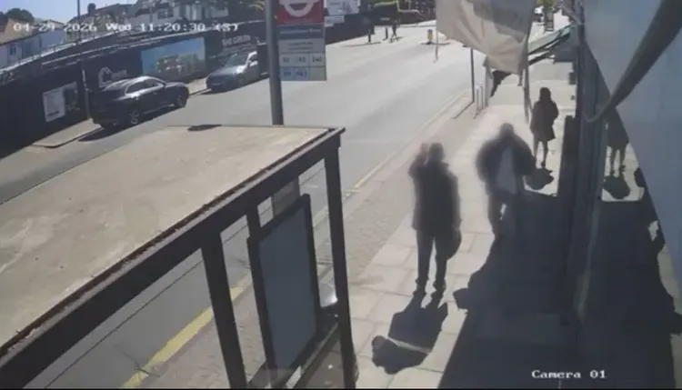 倫敦街頭發生揮刀攻擊案，案發現場影片截圖。翻攝英國廣播公司網站