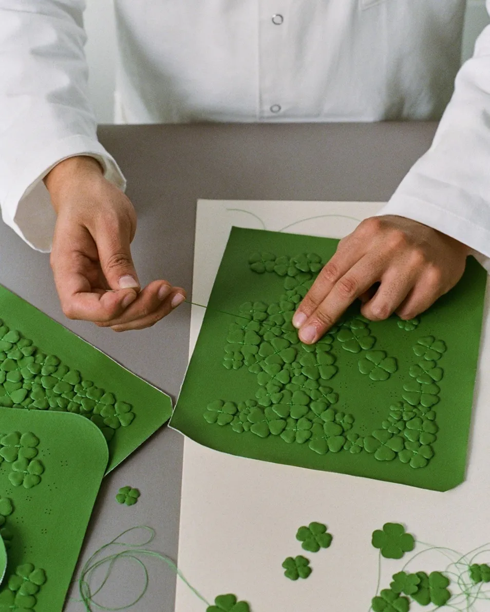 Lady Dior Clover幸運草包款工藝圖。品牌提供