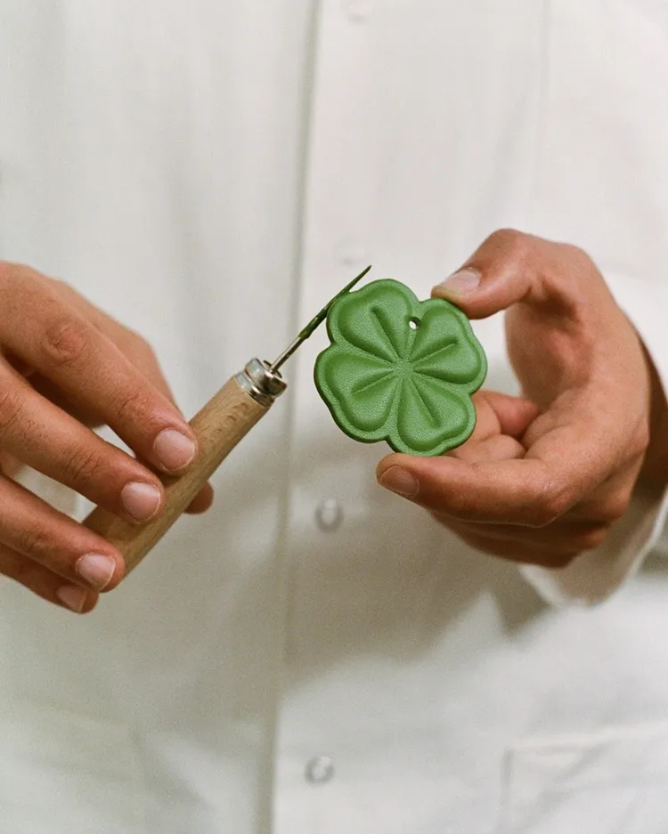 Lady Dior Clover幸運草包款工藝圖。品牌提供