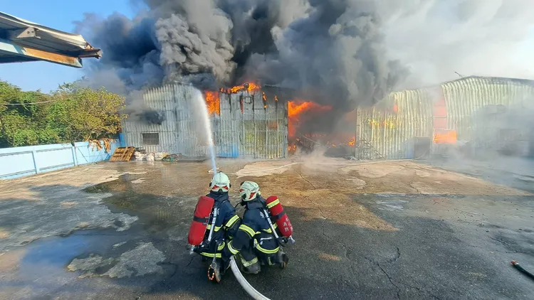 消防人員控制火勢，確定無人傷亡。彰化縣消防局提供