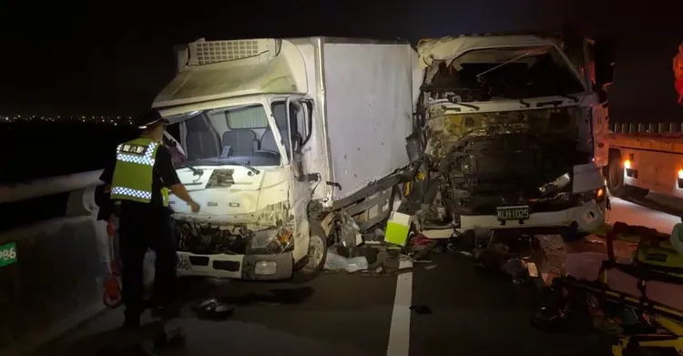 陳男駕駛大貨車，沒注意前方車禍兩車暫停，竟直接撞上。民眾提供