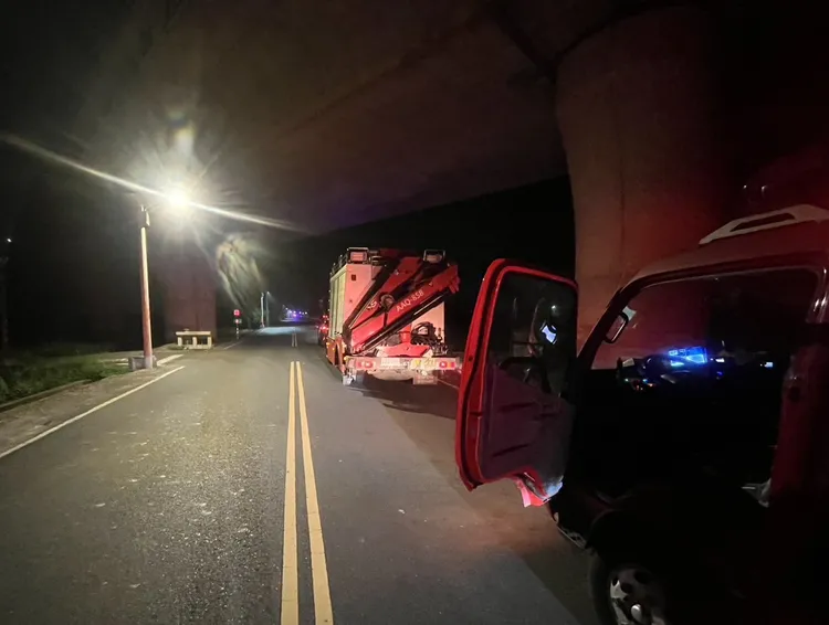36歲黃姓貨車司機被撞飛，摔落10多公尺高橋下，送醫仍宣告不治。民眾提供