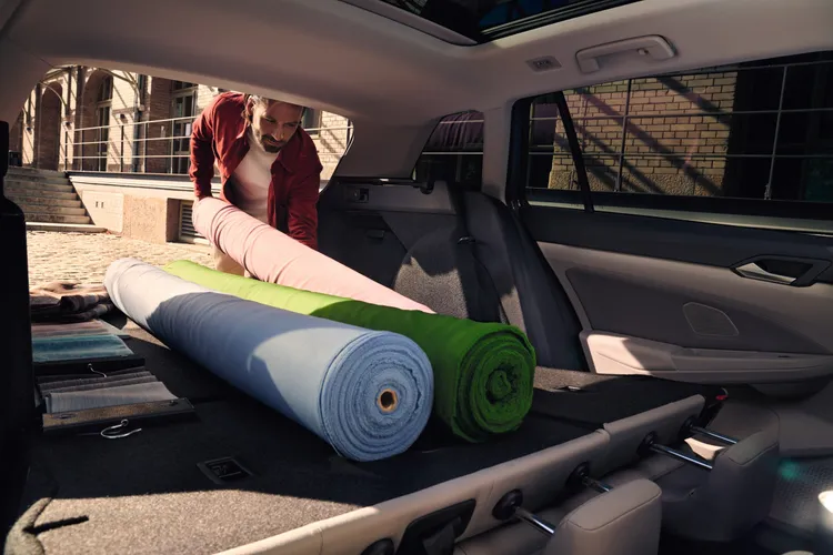 Golf Variant主打兼顧操控與空間機能，具備電動尾門與彈性行李廂空間等實用配置。業者提供