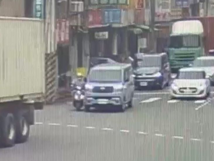 疑變換車道不慎! 79歲騎士擦撞廂型車倒地受傷