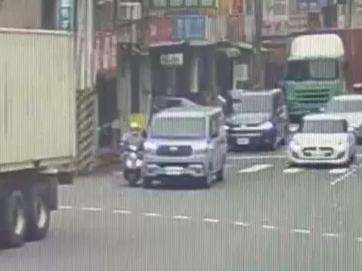 疑變換車道不慎！　79歲騎士擦撞廂型車倒地受傷