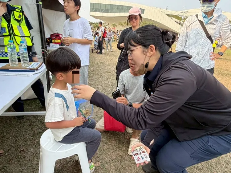 婦幼隊警察姊姊陪小朋友等爸爸媽媽來帶回。翻攝畫面