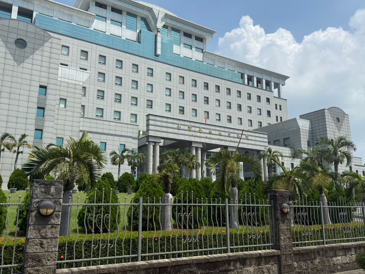 曾文溪口發現可疑小艇!人去船空 海巡鍥而不捨查獲偷渡通緝犯