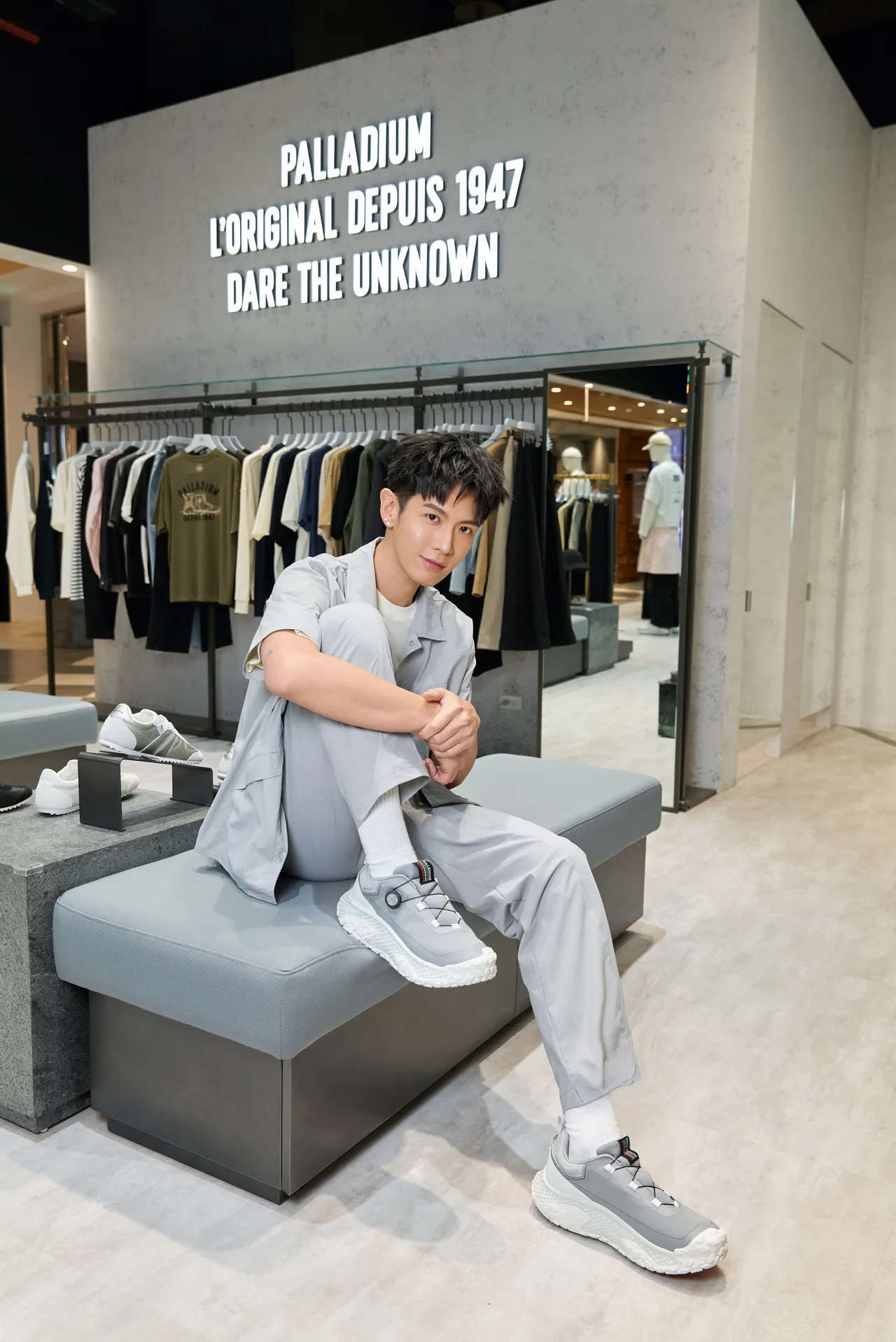 柯震東以一身灰色系穿搭配上OFF_BOUND DISC WP+防水波浪鞋。品牌提供