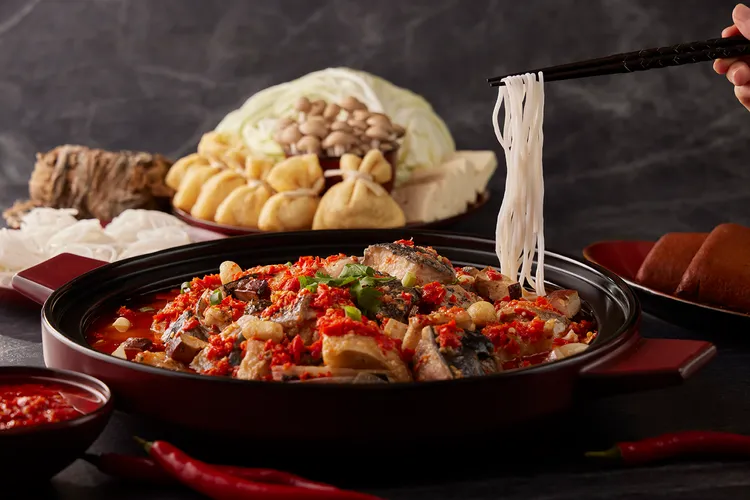 「剁椒魚頭煲」以一鍋三吃呈現桃園多元文化，第二吃特別拌入龍潭米線，體現客家惜食的生活智慧。業者提供