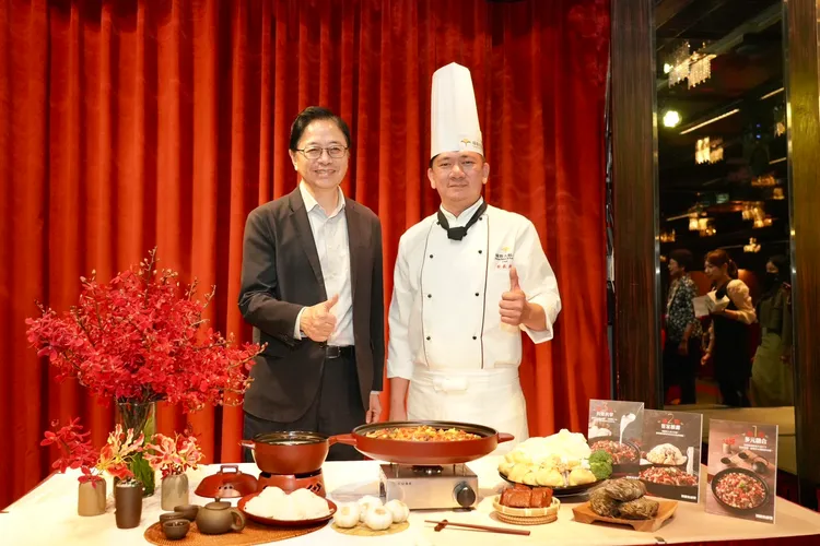 桃園市市長張善政(圖左)與福容大飯店行政主廚蔡長庚（圖右）邀請大家透過味覺饗宴感受桃園之美。業者提供