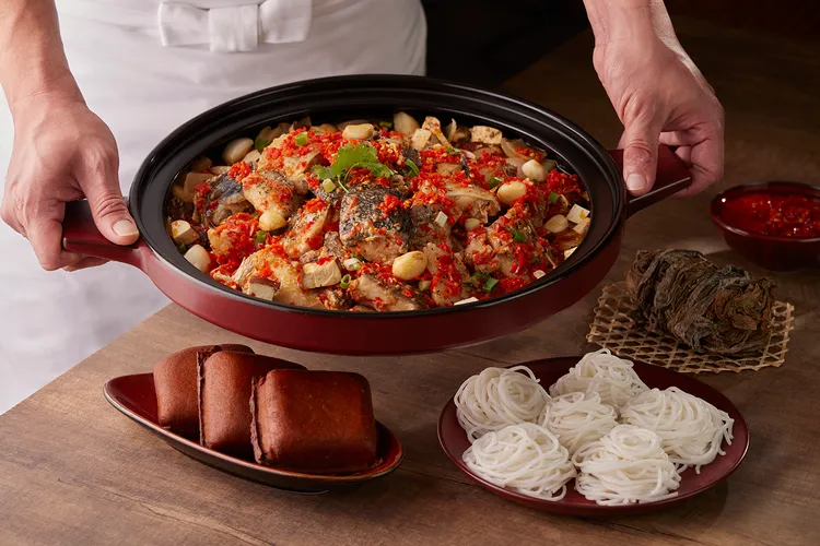 福容行政主廚蔡長庚重新演繹拿手好菜 「剁椒魚頭煲」精彩融入大溪、龍潭與石門三地飲食特色元素。業者提供