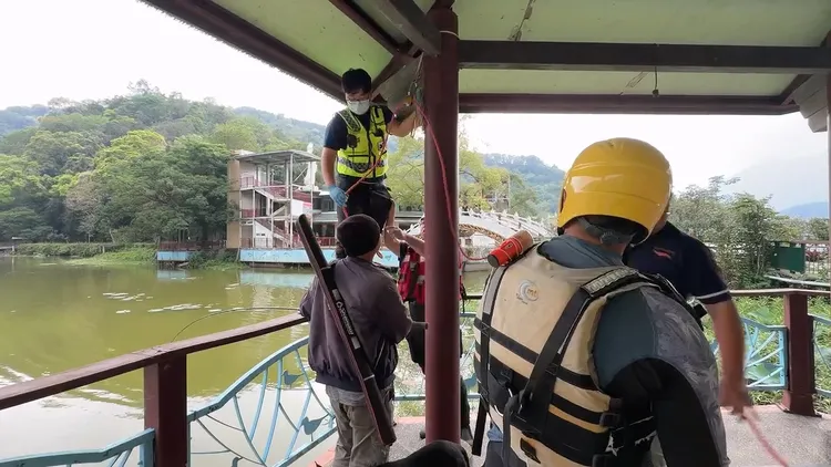 消防人員架設省力拖拉繩索將遺體拉到涼亭。民眾提供