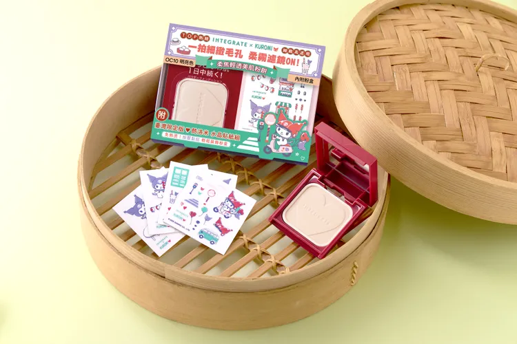 INTEGRATE柔焦輕透粉餅三麗鷗聯名貼紙組（買柔焦輕透粉餅附 水晶貼紙雙入組），10g／549元。品牌提供 