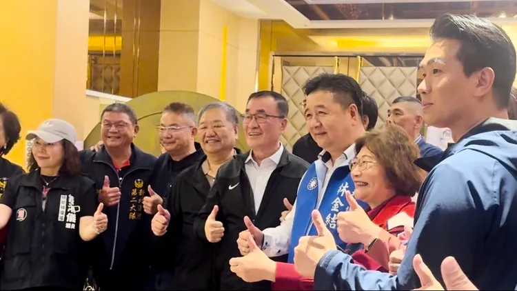 「新北市義消總隊防宣大隊顧問團聯誼暨大中分隊表揚」活動中，侯友宜、蔣根煌及多名議員與李四川同台，交情甚篤。讀者提供