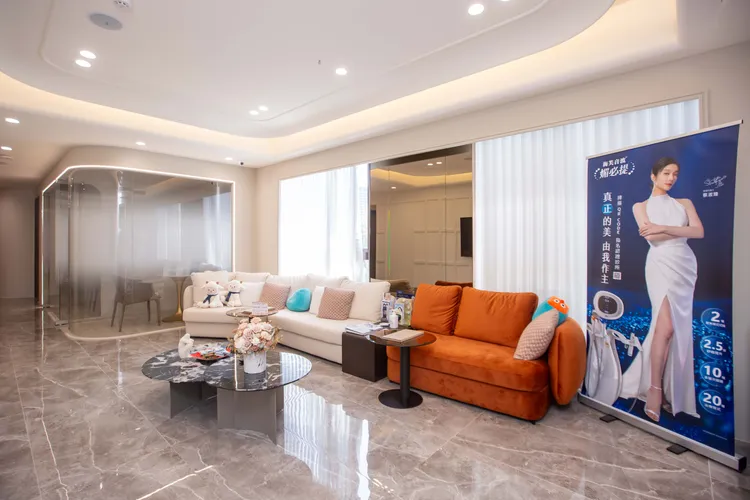 ▲ ▼ 診所空間寬敞明亮，營造出舒適安心的就診環境。