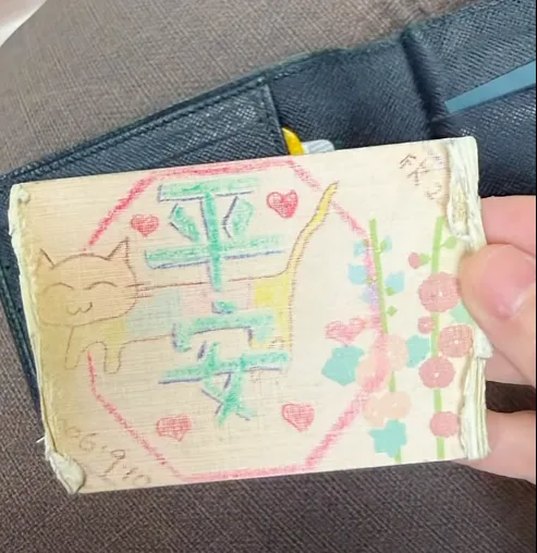 林逸欣為常常搭機的父親畫了平安符。翻攝林逸欣臉書