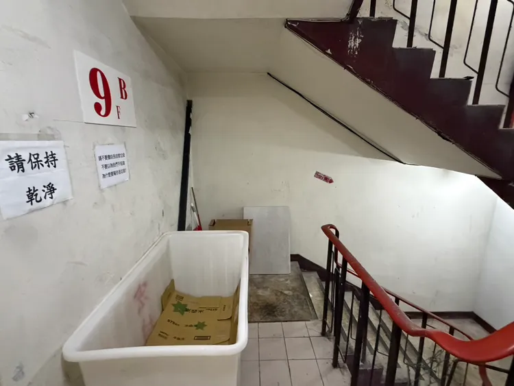 西門町某商業大樓的逃生梯內堆滿雜物、垃圾，明顯違規阻礙逃生路徑。江孟謙攝