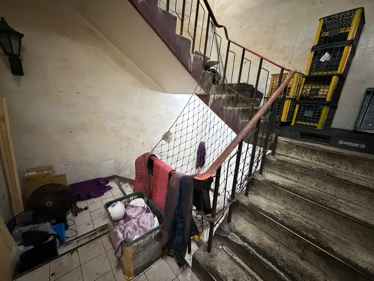 西門町某商業大樓的逃生梯內堆滿雜物、垃圾，成消防安全隱患。江孟謙攝