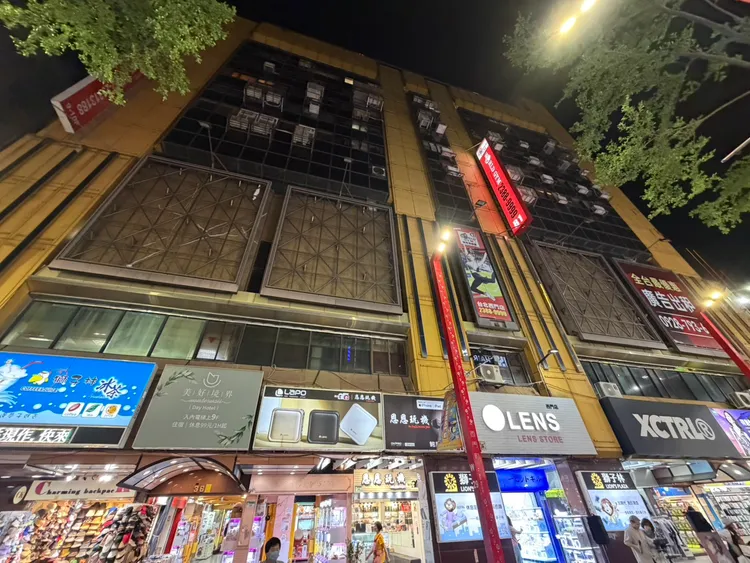 西門町商住混合式大樓多。江孟謙攝