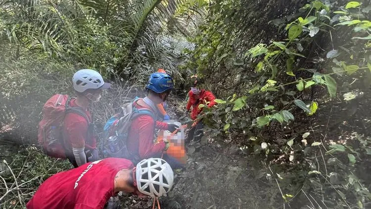 失聯47天的黃姓男子被發現後，由救難人員協助搬運下山。資料照片