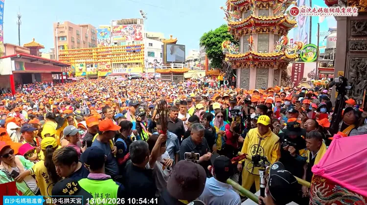 白沙屯媽祖停駕大甲鎮瀾宮，鎮瀾宮董事長顏清標親自迎接。翻攝「白沙屯媽祖網路電視台」