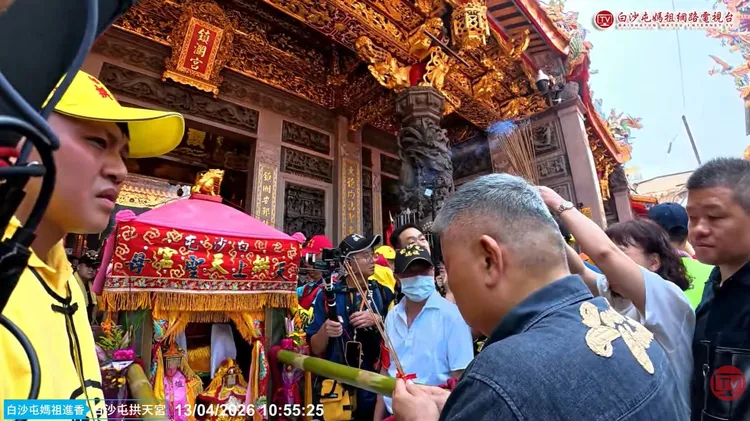 顏清標向白沙屯媽祖上香。翻攝「白沙屯媽祖網路電視台」