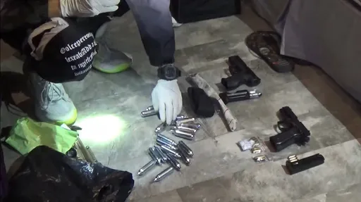 2毒販擁槍自重！摩鐵為家兼交易　雄警攻堅睡夢中驚醒就逮