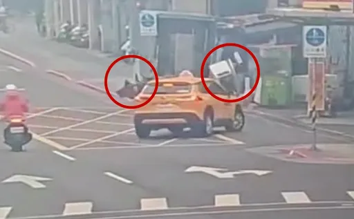 驚悚瞬間曝光！騎士閃小黃連撞冰箱與標誌桿　雙腿骨折送醫搶救