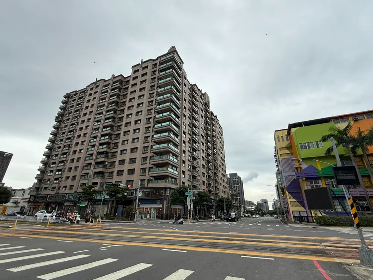 中古屋屋主多數取得時間早，在這波房市暴漲期中，早就大賺好幾成，現在只要以略低市價就可售出，但獲利仍十分可觀。葉家銘攝